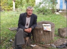 Василий Пидгрушный ждет машину, которая скупает яблоки. За килограмм ”падалки” дают 25 копеек