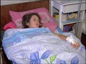Шестиклассница Инна Билецкая лечится в нейрохирургическом отделении Харьковской областной больницы. Медики диагностировали сотрясение мозга и ушибы