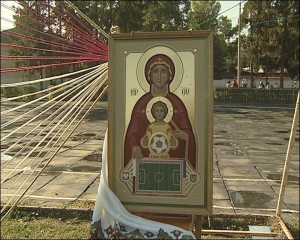 Ікона ”Радість Господа в любові”, освячена днями в Коломиї на Івано-Франківщині. Ісус тримає в руках м’яч, під ним — футбольне поле та герби й прапори України й Польщі