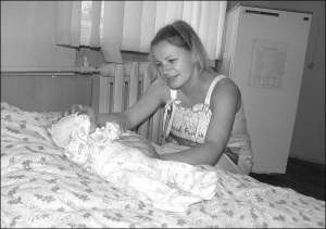 Антоніна Пашкевич разом із новонародженим сином Данилом у Вінницькому пологовому будинку №2. Допомогу після народження жінка витратить на дитячі речі