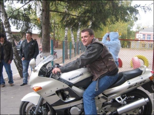 Священик Олександр Коцюр з міста Гайсин на Вінниччині їздить на японському мотоциклі ”кавасакі”. Називає себе ”Падре — вільний їздок”