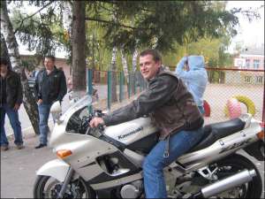 Священник Александр Коцюр из города Гайсин на Винниччине ездит на японском мотоцикле ”кавасаки”. Называет себя ”Падре — вольный ездок”