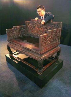 Сэм Шум из аукционного дома ”Сотбиз” демонстрирует трон императора Хунли перед началом торгов