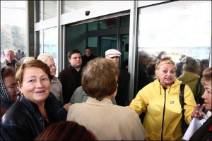 Ірина Сініцина (праворуч) місяць пікетувала центральне відділення ”Укрпромбанку”, на бульварі Лесі Українки. Вимагала повернути вклад сім тисяч доларів. Потрапила до лікарні. Каже, її побили працівники банку