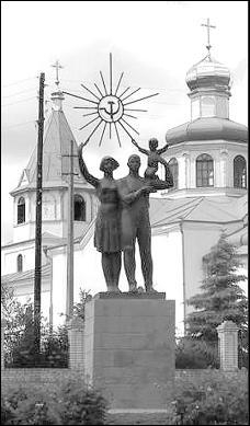 За ініціативи Віктора Лозінського на пам’ятник у райцентрі Голованівськ Кіровоградської області причепили серп і молот. Після зникнення екс-нардепа герб Радянського Союзу зняли