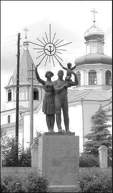 За ініціативи Віктора Лозінського на пам’ятник у райцентрі Голованівськ Кіровоградської області причепили серп і молот. Після зникнення екс-нардепа герб Радянського Союзу зняли