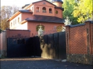 Дом Виктора Лозинского в райцентре Голованивск на Кировоградщине огорожен 3-метровым забором из красного кирпича