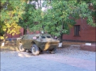 Во дворе Виктора Лозинского стоит его бронетранспортер. Корпус окрашен в зеленый цвет, зеркала, ручки и прожектор на крыше — в розовый. Колеса спущены