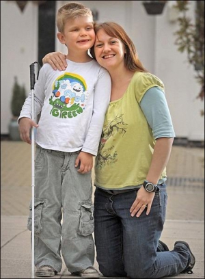 7-річний Лукас Мюррей із матір’ю Сарою. Хлопець може визначити відстань до предмета та матеріал, з якого він виготовлений