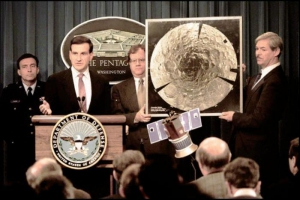 Стюарт Нозетте (в центре) на брифинге в Пентагоне в декабре 1996 года обсуждает со своими коллегами открытие воды на луне