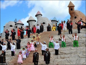 У китайській провінції Юньнань спорудили місто для карликів. Його мешканці скаржаться, що туристи заважають їм спокійно жити