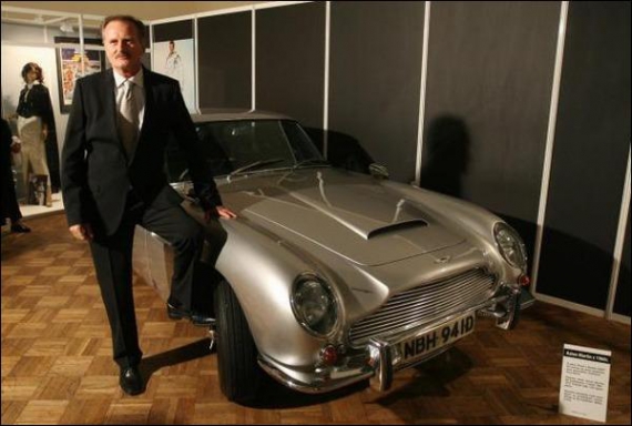 Директор Варшавского музея техники Петр Заржицкий опирается на авто "Астон Мартин" 1966 года выпуска. Автомобиль принадлежал агенту 007, сейчас хранится в коллекции немца Зигфрида Теше
