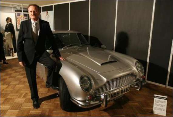 Директор Варшавського музею техніки Пьотр Заржицький спирається на авто ”астон мартін” 1966 року випуску. Автомобіль належав агенту 007, зараз зберігається в колекції німця Зігфріда Теше