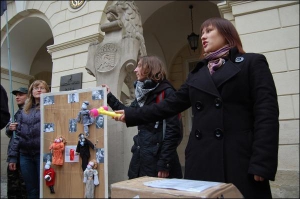 Ведуча аукціону ”Купи собі політика” Ірина Новачук закликає придбати ляльок-політиків 