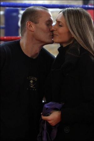 Боксер Вячеслав Узелков с женой Мариной во время открытой тренировки в Киеве 19 октября этого года