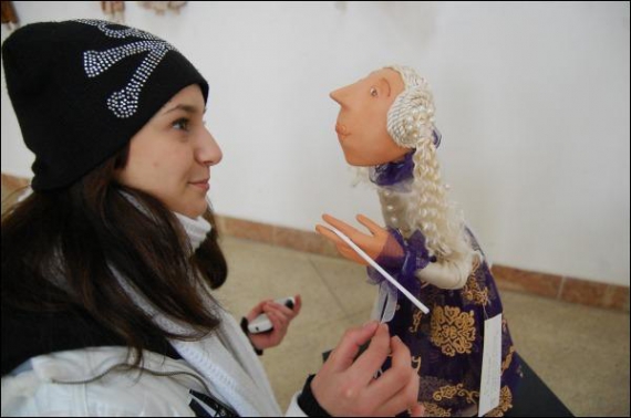 Во Львове в течение 10 дней проходил фестиваль кукол. Туристка из Донецка Луиза Лещенко рассматривает игрушку "Гламур" работы харьковчанки Ольги Сенькиной