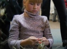 Школьница изготавливает игрушку из сена. Мастер-классы львовянка Роксолана Садовая давала и взрослым, и детям