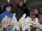 Посетители рассматривают сырных лошадок, которых вылепила Мария из Коломыи. За день она может сделать сто съедобных игрушек. Одну продает за пять гривен