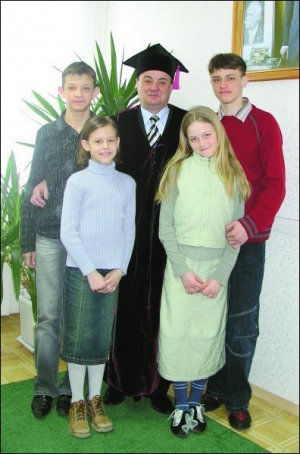 Иван Косенко сфотографировался с четырьмя внуками во время празднования 25-летия своего директорства в дендрологическом парке Софиевка в Умани