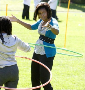 На акции ”Здоровые дети” Мишель Обама прыгала на скакалке, бегала и крутила обруч