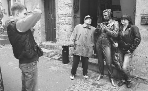 Киевлянин Константин Скрипник (слева) фотографирует жену Татьяну около памятника австрийскому писателю Леопольду фон Захер-Мазоху на улице Сербской во Львове. К супругам подбежал прохожий и попросил его сфотографировать