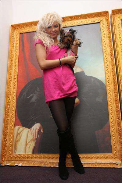 Солистка группы “А.Р.М.И.Я” Ирина Степанова держит на руках восьмимесячную собачку Бусинку. Она освятила ее в церкви святого Михаила в Киеве