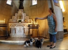 Німкеня Ханна привела до церкви трьох собак. За них і за себе поставила чотири свічки