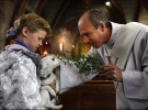 Священник француз Себастьян Людовик освящает морскую свинку в день памяти святого Франциска, который был покровителем всего живого