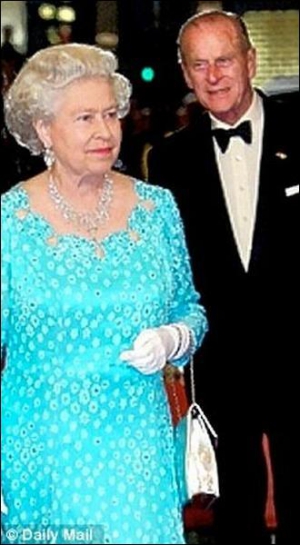 Королева Елизавета ІІ с мужем герцогом Эдинбургским Филиппом в Новом лондонском театре