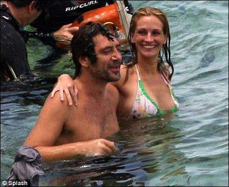 Джулия Робертс купается в море с испанским актером Хавьером Барденом
