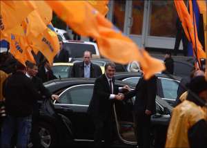 Сторонники Виктора Ющенко устроили живой оранжевый коридор