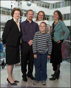 Один из пациентов, девятилетний Кори Хаас (Corey Haas), с родителями и членами команды исследователей (по краям) (фото Daniel Burke).