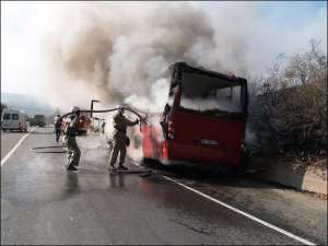 Рятувальники гасять пасажирський автобус ”МАЗ”. Водій відвів пасажирів на безпечну відстань