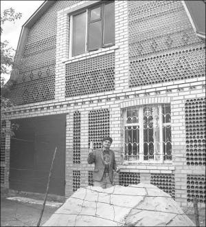 Іван Гарбінський із Умані на Черкащині за два роки збудував заміський будинок із пляшок. Опалювати буде дровами