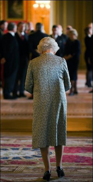 У блакитній сукні по коліно британська королева показувала президенту Індії колекцію індійських витворів мистецтва. Увечері вдягнула довгу золотисту сукню з індійської тканини. Сукно тримала у скрині кілька десятиліть
