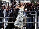 Періс Хілтон позує на пірсі готелю Карлтон під час 58-го Канського кінофестивалю 13-го травня 2005 року. Багата спадкоємиця відвідала фестиваль для підтримки фільму Блондинка в шоколаді, у якому вона зіграла головну роль 