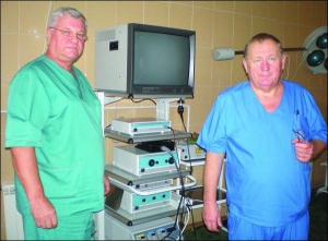 Хірург Гадяцької районної лікарні Олександр Гриценко (ліворуч) та завідувач хірургічного відділення Юрій Приголовкін біля хірургічної стійки для лапароскопічних операцій. Лікарі кажуть, що їм незвично під час операції дивитися не в рану, а на монітор