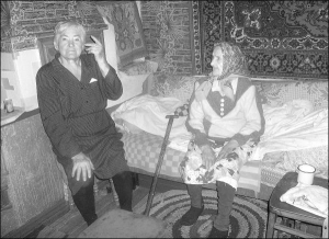 101-летняя Анастасия Палий (справа) живет у дочки Елизаветы (слева) в селе Лихолиты Чернобаевского района. К приходу журналиста долгожительница надела новую кофту
