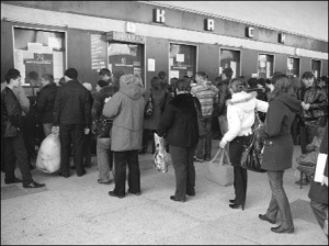 Очереди в железнодорожные кассы в Тернополе 28 октября 2009 года. Из-за массового заболевания неизвестным вирусом в области закрыли на карантин вузы и школы. Студенты разъезжаются по домам. Информация о закрытии или ограничении выезда из Тернополя не соот