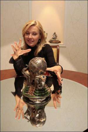 Совладелец ювелирного дома Ирина Карпова показывает серебряную фигурку ”Душа мира”. Ювелиры работали над ней около двух лет