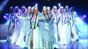 На концерті грузинського ансамблю пісні й танцю ”Еріссіоні” в столичному палаці ”Україна” був аншлаг. ”Артистки ходят такими мелкими шажками, кажется, что они летают”, — ділилися враженнями глядачі
