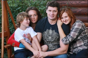 Виталий Чудновский с семьей — сыном Никитой, женой Еленой и дочерью Сашей