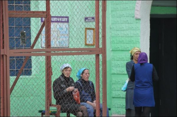 У Качанівській жіночій виправній колонії на Харківщині  ув’язненим щогодини дозволяють виходити на 10-хвилинну перерву. В цехах вони виготовляють ящики для овочів, плінтуси, табуретки, шиють одяг, постільну білизну
