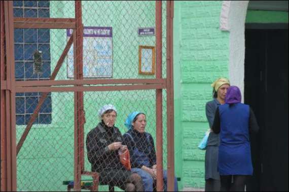 В Качановской женской исправительной колонии на Харьковщине заключенным ежечасно позволяют выходить на 10-минутный перерыв. В цехах они изготовляют ящики для овощей, плинтуса, табуретки, шьют одежду, постельное белье