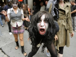 Перевдягнені на зомбі актори одного з нью-йоркських театрів на центральній площі Таймс-сквер рекламують свою виставу до Хелловіна за кілька днів до свята
