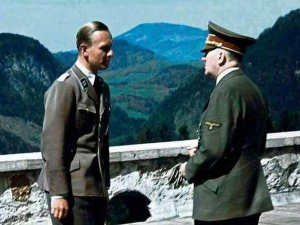 Фриц Даргес (слева) с Адольфом Гитлером на террасе резиденции фюрера Берггоф в Баварии в 1943-м