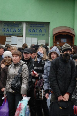 На городской автостанции во Львове студенты ожидают рейс в Нововолынск и Ровно, билетов всем не хватило