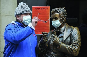 Турист одягнув маску на пам’ятник австрійському письменнику Леопольду фон Захер-Мазоху на вулиці Сербській у Львові 