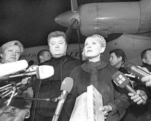 В ночь на понедельник премьер Юлия Тимошенко с министром иностранных дел Петром Порошенко лично проконтролировали в аэропорту ”Борисполь” разгрузку самолета с 300 тысячами доз швейцарского лекарства ”Тамифлю”
