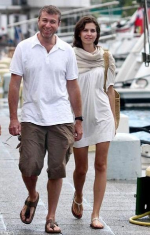Российский миллиардер Роман Абрамович с невестой Дашей Жуковой в порту Густавия на островах Сент-Бартс в Карибском море. Это место называют островом богатых и известных